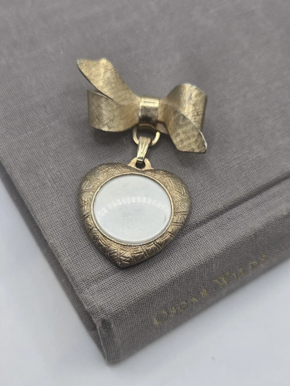 Vintage Gold Dangling Heart Bow Photo Brooch Pin VTG PTL Locket Shape Romantic